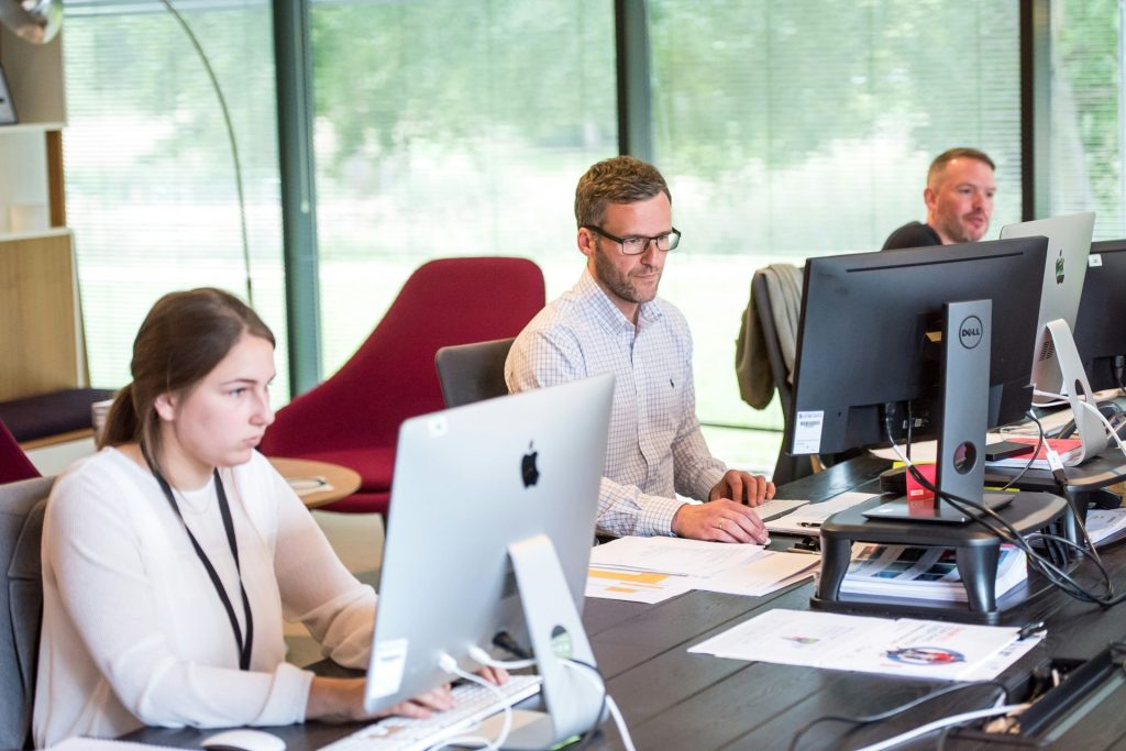 travail de bureau en équipe